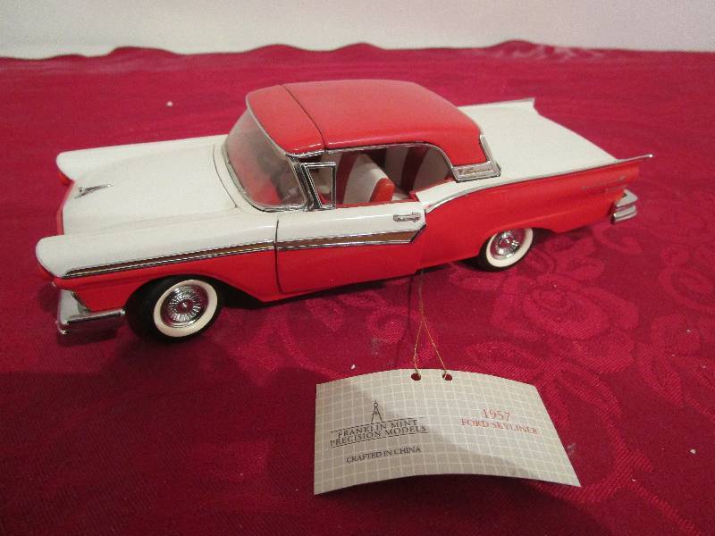 lot 1040 image: Franklin Mint 1957 Ford Skyliner Diecast