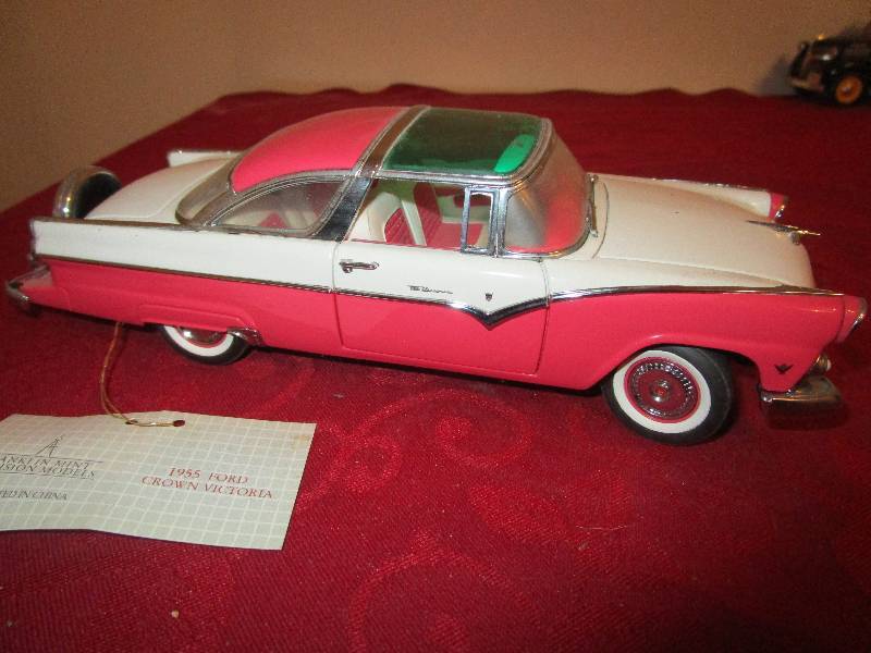 lot 1042 image: Franklin Mint 1955 Ford Crown Vic Diecast