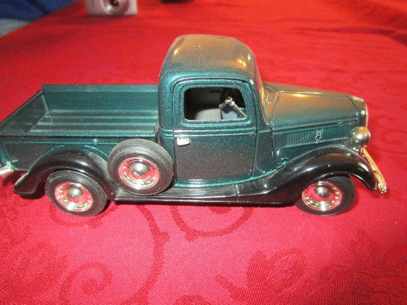 lot 2043 image: 1937 Ford Pickup Dieccast