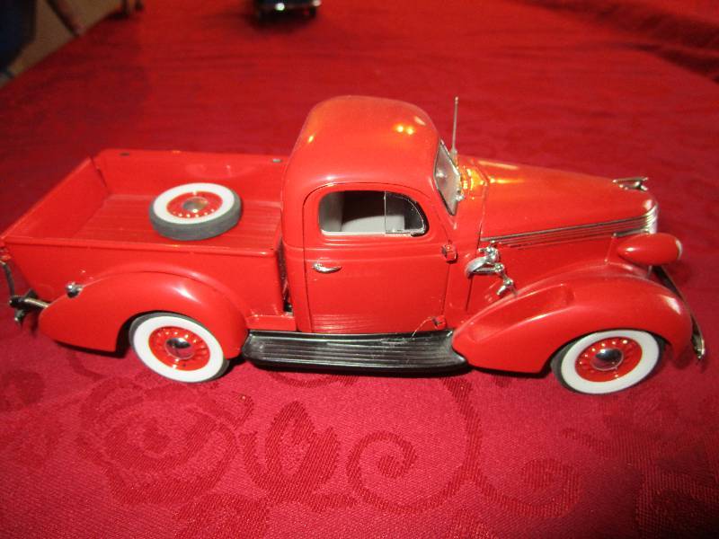 lot 2042 image: The Ddanbury Mint 1937 Studebaker Truck