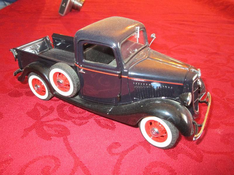 lot 2041 image: The Danbury Mint 1935 Ford Pickup