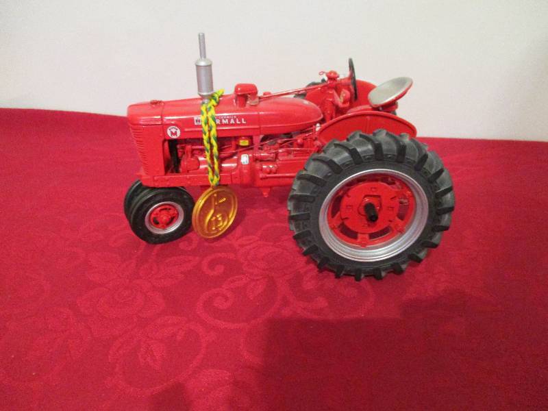 lot 1015 image: Ertl Farmall Tractor
