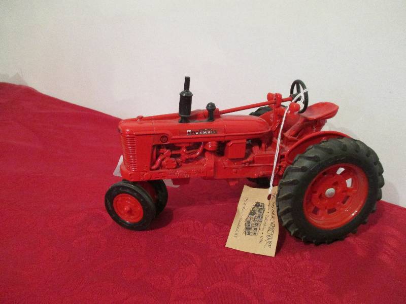 lot 1014 image: Ertl Farmall Tractor