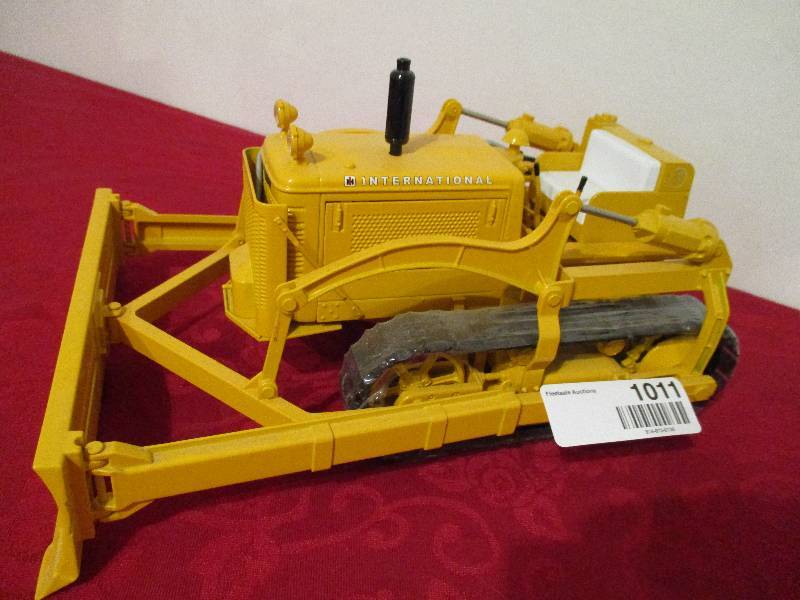 lot 1011 image: SpecCast International TD-14 Industrial Crawler 116 Scale Diecast