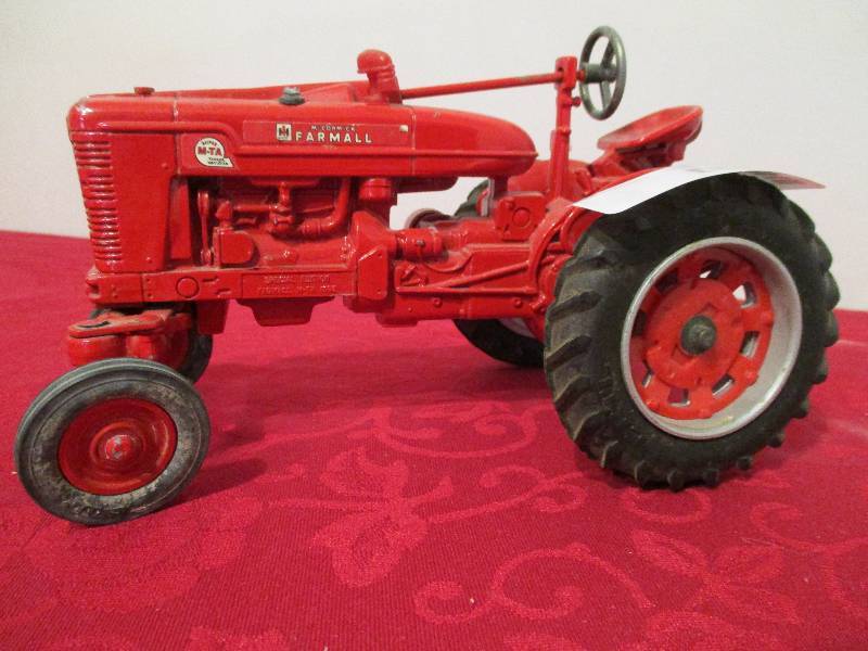 lot 1010 image: Ertl Farmall Tractor