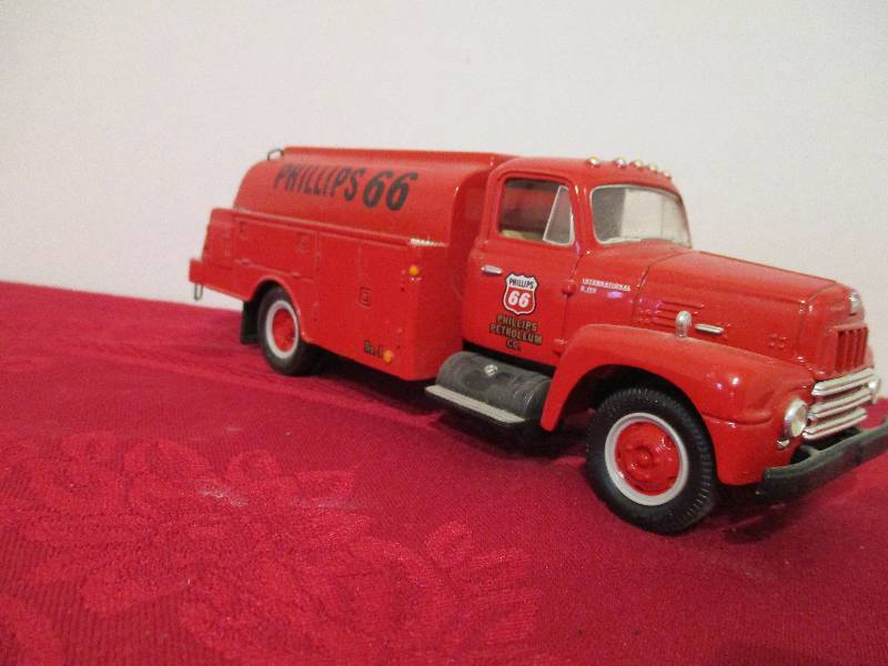 lot 1009 image: Phillips 66 Tank Truck Diecast