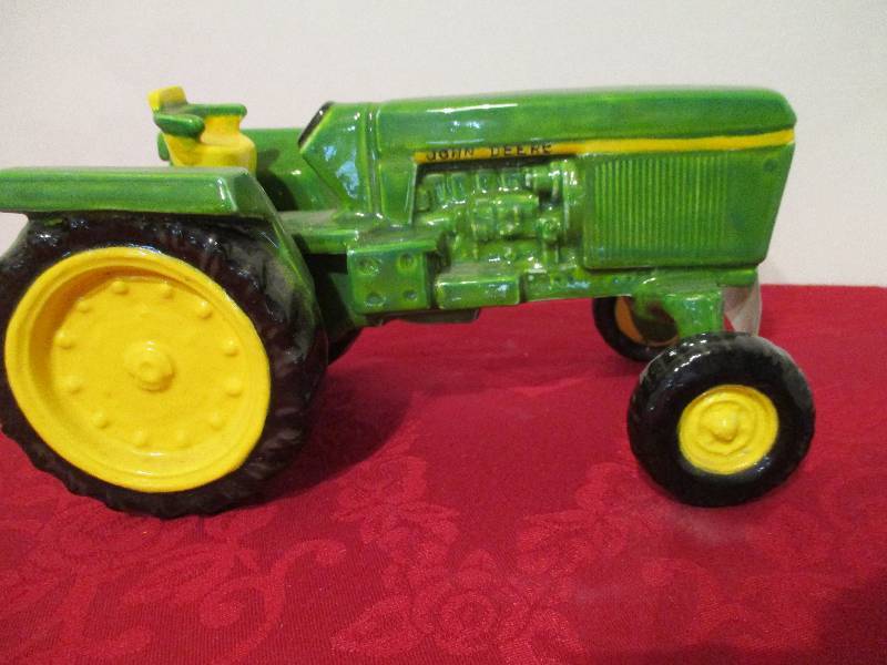 lot 1008 image: John Deere Ceramic Tractor