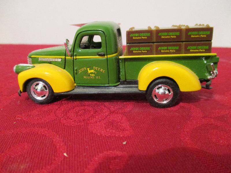 lot 1007 image: John Deere Moiline IL Truck Diecast