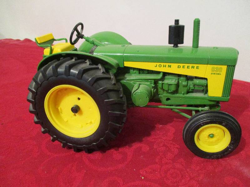 lot 1004 image: ERTL 116 Scale Diecast John Deere 830 Tractor Wide Front