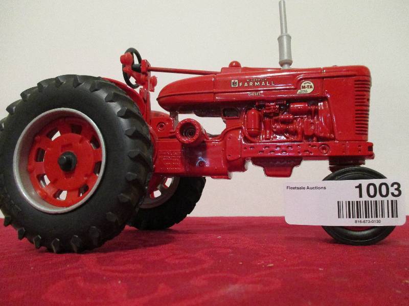 lot 1003 image: Ertl Farmall Tractor