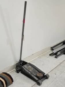 lot 25251 image: Pittsburgh Floor Jack (HAS LEAK)