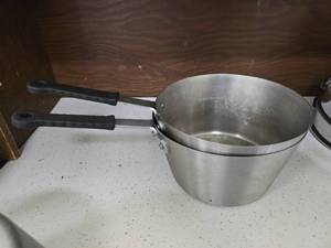 lot 25311 image: (2) Vollrath 78441 SS Tapered 4.5 Quart Sauce Pan W Silicone Handle - Retail $159.67 Each