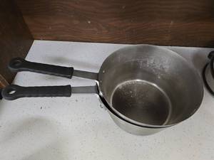 lot 25314 image: (2) Vollrath 78441 SS Tapered 4.5 Quart Sauce Pan W Silicone Handle - Retail $159.67 Each