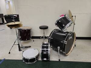 lot 25328 image: Drum Set W Assorted Brands