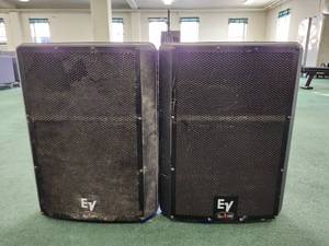 lot 48707 image: (2) EV SxA100 Speakers