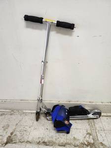 lot 48735 image: Razor Childrens 2 Wheel Scooters WPads