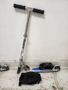 lot 48736 image: Razor Childrens 2 Wheel Scooters WPads