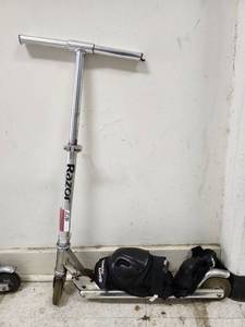 lot 48737 image: Razor Childrens 2 Wheel Scooters WPads