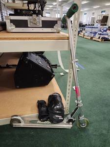lot 48738 image: Razor Childrens 2 Wheel Scooters WPads