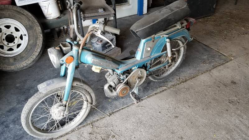 lot 3929 image: 1970s Hurnet Moped