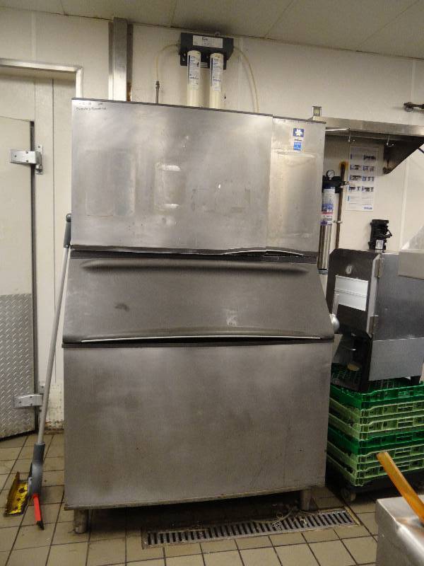 lot 2540 image: Manitowoc 1430lbs Full Size Cube Ice Machine