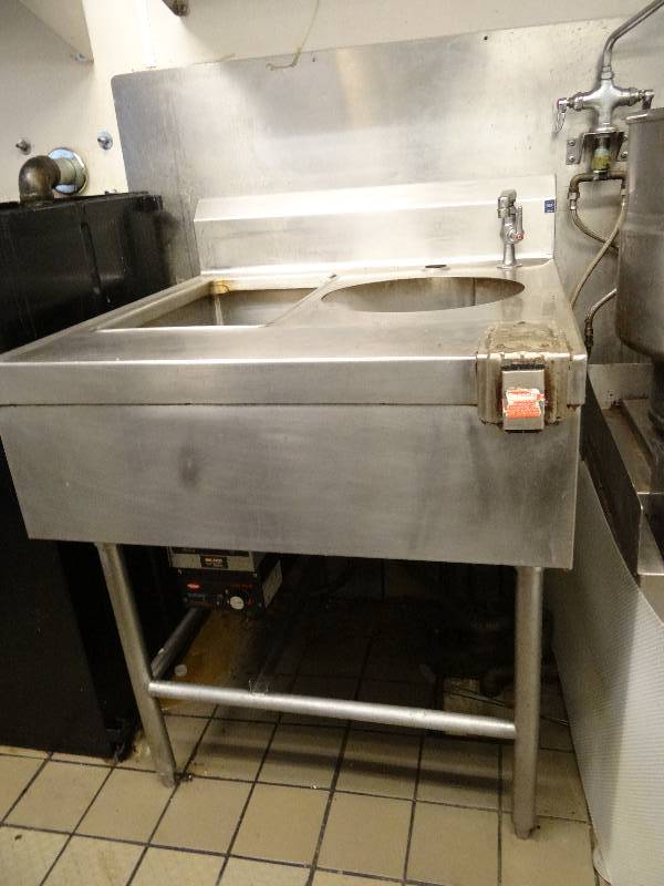 lot 2548 image: Hatco 32x33 Electric Warming Station