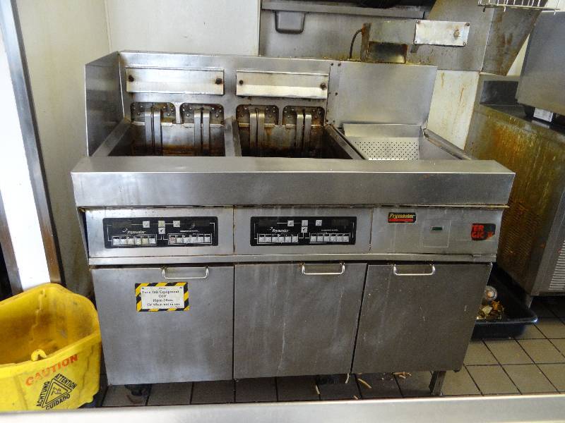 lot 2567 image: Frymaster Double Fryer With Dump Station