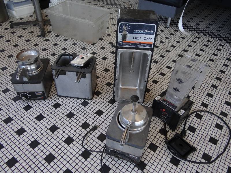 lot 2587 image: Lot Of Shake Making Appliances