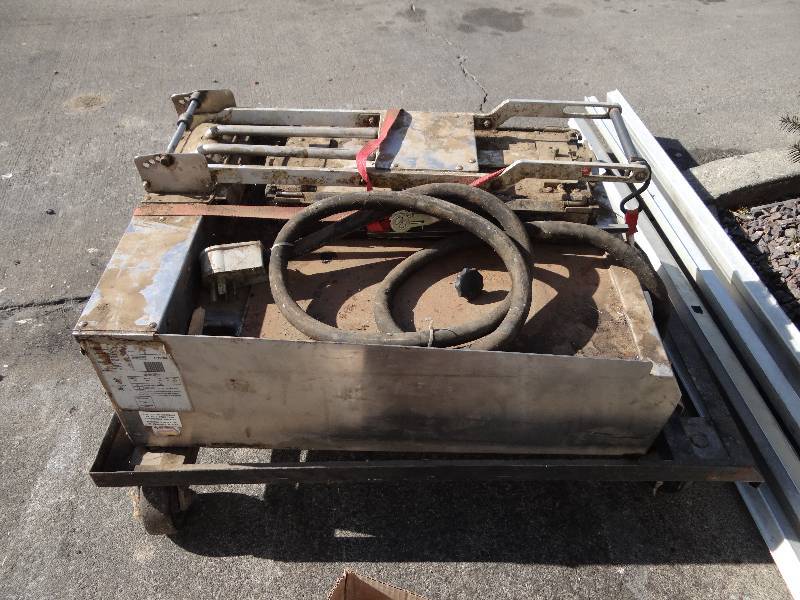 lot 2603 image: 24 Electric Flat Top Griddle With Panini Press Attachment