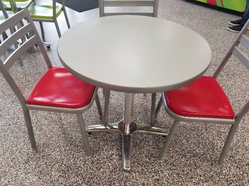 lot 1013 image: Round 4 person table with chrome base