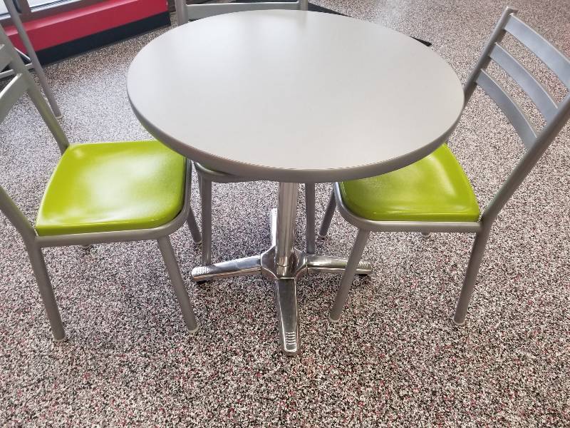 lot 1014 image: Round 4 person table with chrome base