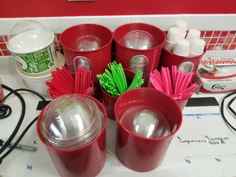 lot 1049 image: Lot of lid and utensil containers