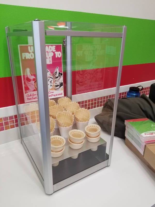 lot 1051 image: Gold Medal 8211 waffle cone display case