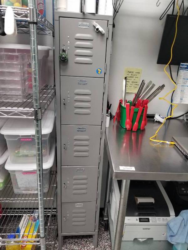 lot 1061 image: 5 compartment employee locker