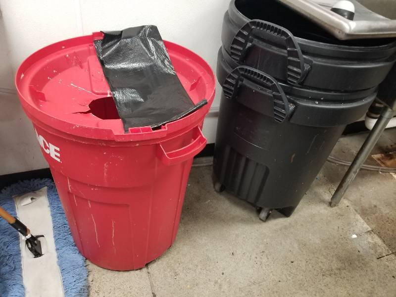 lot 1070 image: Lot of (3) trash cans