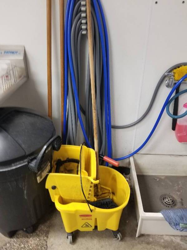 lot 1076 image: Rubbermaid mop bucket and mop