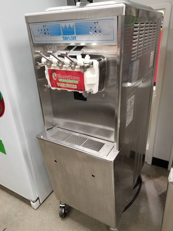 lot 82 image: 2011 Taylor 794-33 2 flavor with twist ice creamyogurt machine