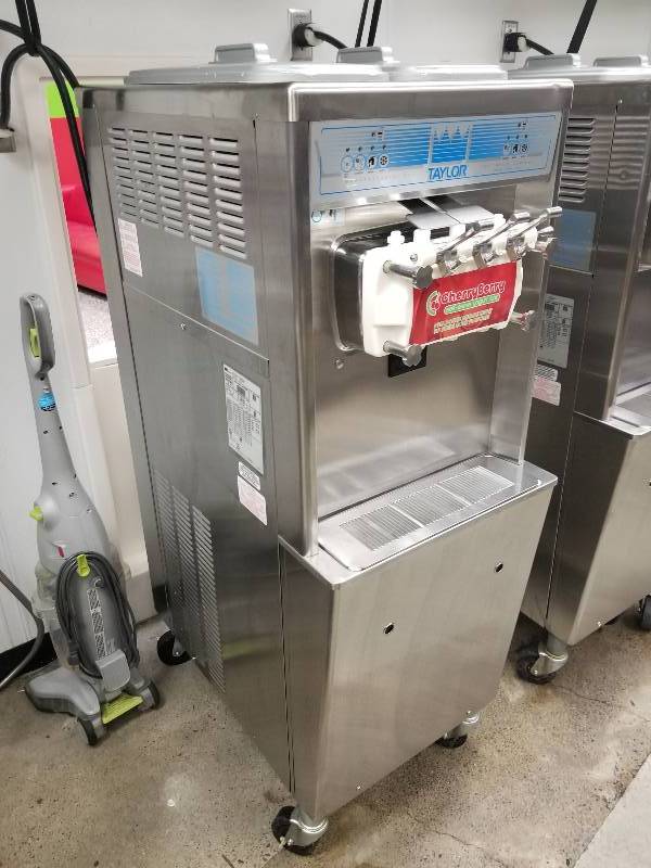 lot 86 image: 2011 Taylor 794-33 2 flavor with twist ice creamyogurt machine
