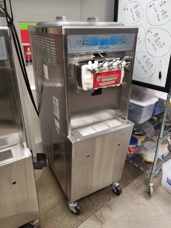 lot 88 image: 2011 Taylor 794-33 2 flavor with twist ice creamyogurt machine