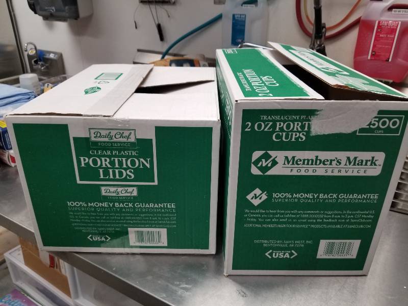 lot 1109 image: Box of 2 oz portion cups and lids