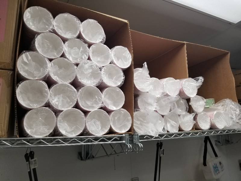 lot 1112 image: Lot of multiple size containers and lids