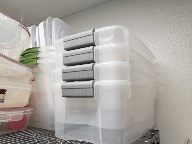lot 1121 image: Lot of plastic storage containers
