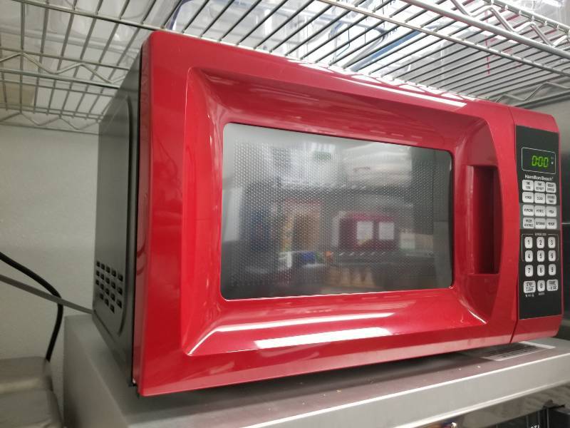 lot 1122 image: 700 watt microwave