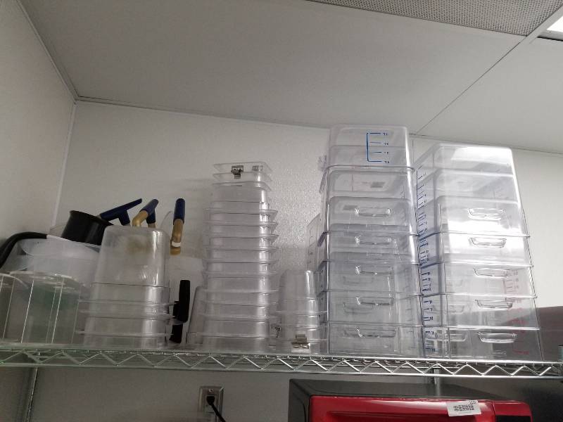 lot 1123 image: Lot of plastic and stainless storage containers