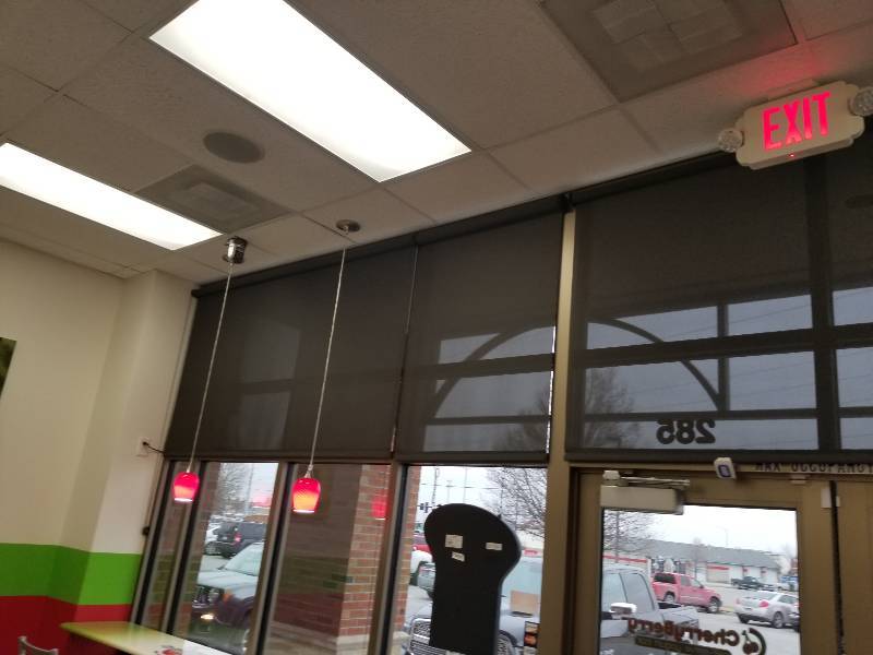 lot 1130 image: Lot of roll up blinds in front windows