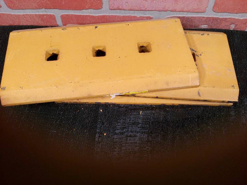 lot 2 image: John Deere Cuting Edge End Bits
