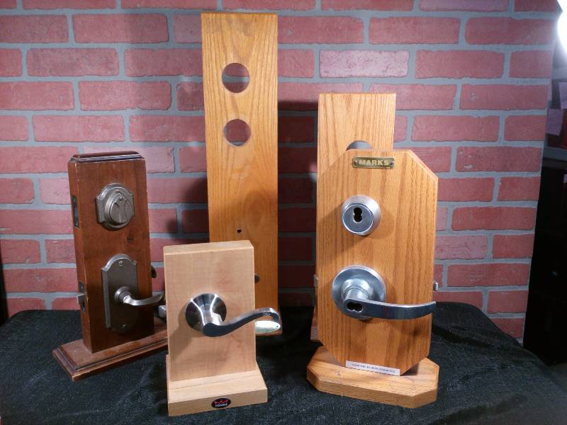 lot 33 image: Lock Display Stands