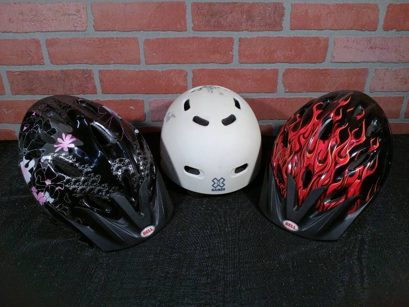 lot 35 image: Bell Child & Youth BikeSkateSkateboard Helmets