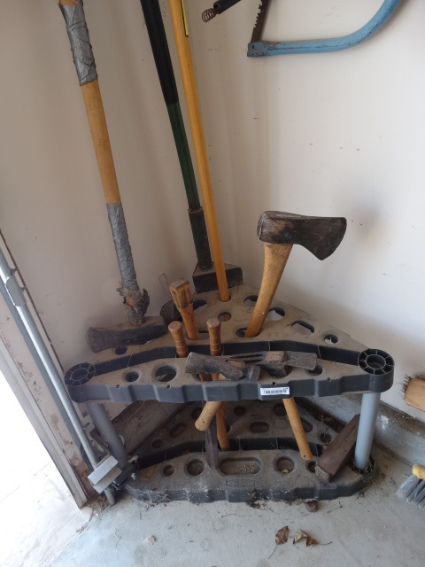 lot 104 image: Corner tool rack & all handled tools included.