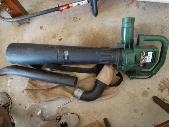 lot 116 image: Black & Decker VacNMulch - BlowerVacuum wattachments.